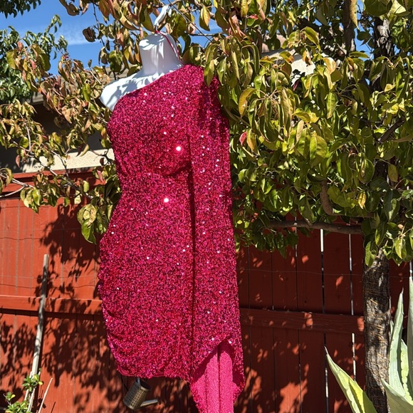 Elegant Pink Sequin One-Shoulder Dress with side cutout - Picture 3 of 8